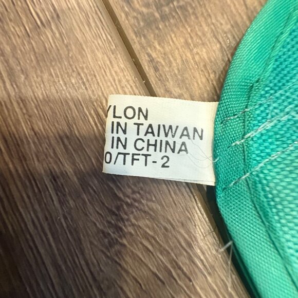 Shamrock-Shaped Nylon Garden Flag Tails 47" Long St Patrick 4 Leaf Clover Vintge - Picture 4 of 7